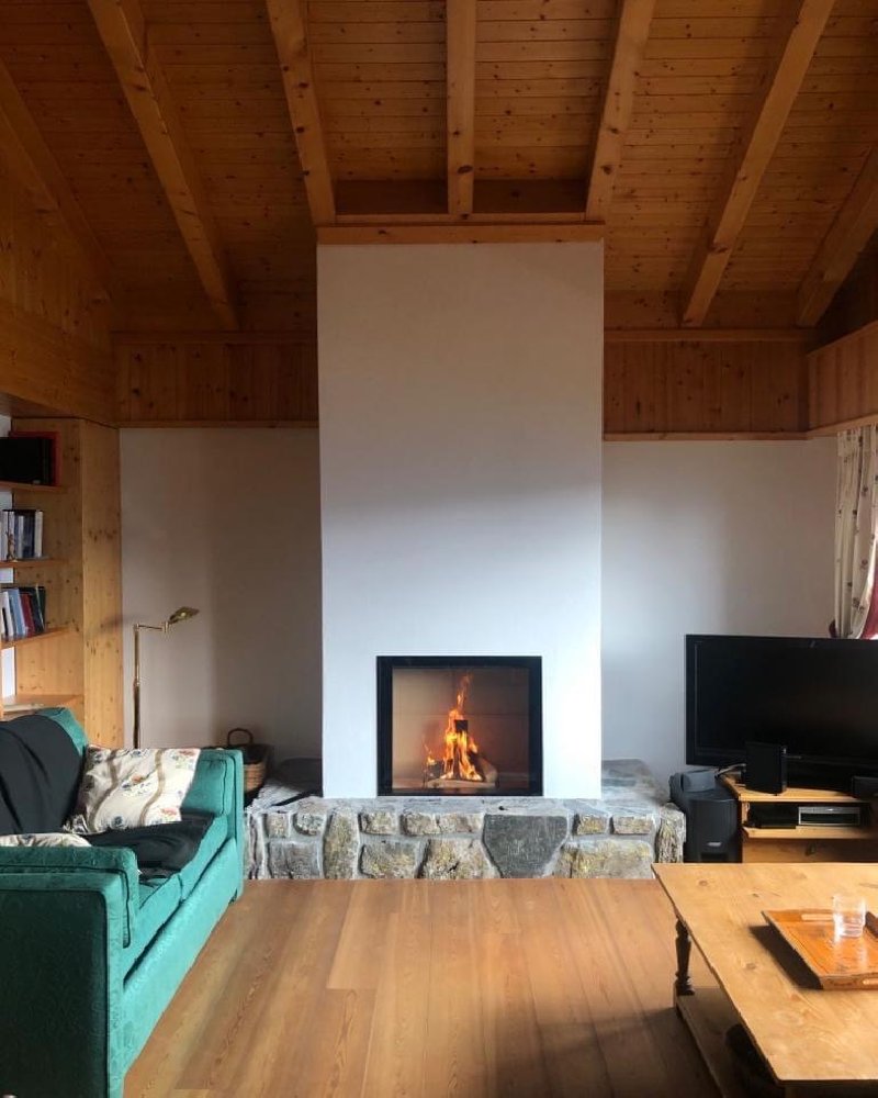 Cheminée frontale avec socle en pierre - Carron-Lugon
