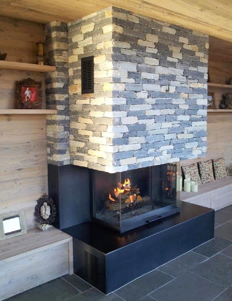 Cheminée trois vitres avec socle en acier et un habillage en pierre de St-Léonard - Carron-Lugon